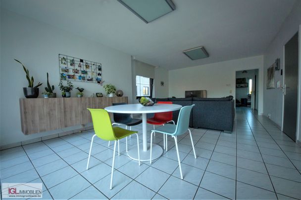 Ruim appartement met 2 kamers en gesloten garagebox - Photo 1