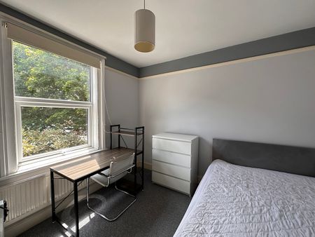 8 bedroom house - Photo 2