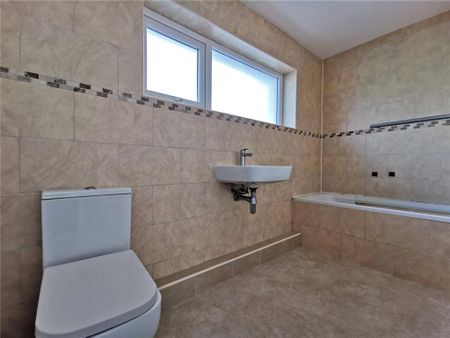 3 bedroom terraced house to rent - Photo 3