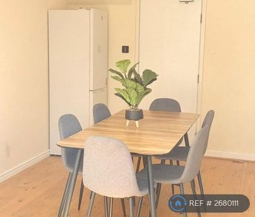 1 bedroom in a house share to rent - Photo 2