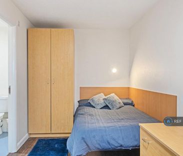 1 bedroom in a flat share to rent - Photo 3