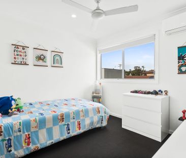 Modern Lakeside Living with Style & Convenience - Photo 4