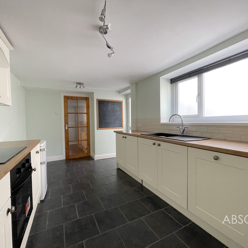 4 bed terraced house to rent in Upton Road, Torquay, TQ1 - Photo 1