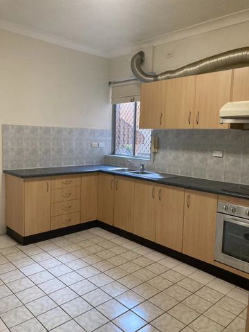 Spacious 2-Bedroom Unit with Balcony & Garage in a Quiet Street - Photo 4