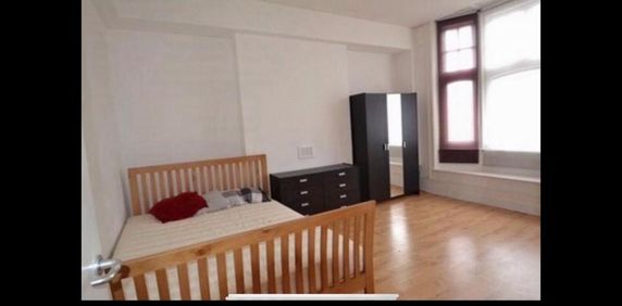 1 bedroom in a flat share to rent - Photo 2
