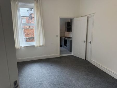 2 bedroom ground floor flat to rent - Photo 2