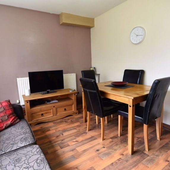 3 bedroom Flat in Grovewood, Leeds - Photo 1