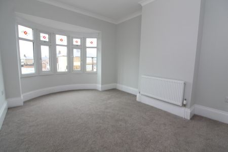 3 Bedroom Semi-Detached House - Photo 2