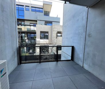 STUNNING , LIGHT & BRIGHT APARTMENT - Photo 4