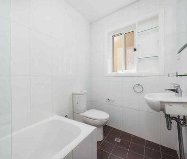 ONE BEDROOM APARTMENT IN SUPERB LOCATION - Photo 6