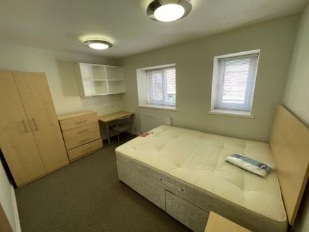 1 bedroom in a house share to rent - Photo 2