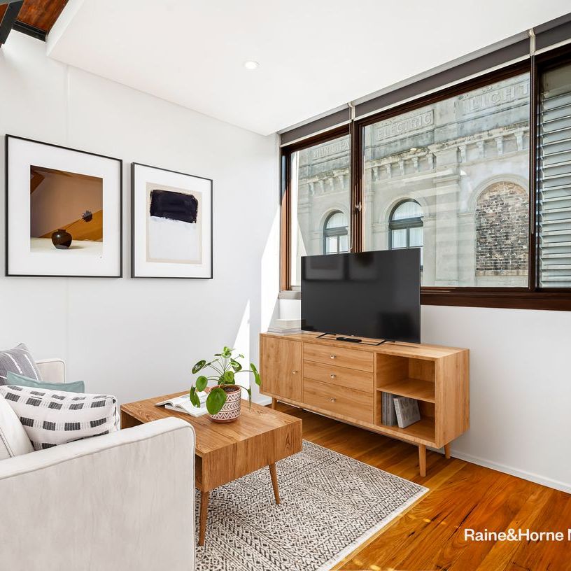 Architect-Designed Four-Level Townhouse with Iconic Rooftop Terrace - Photo 1