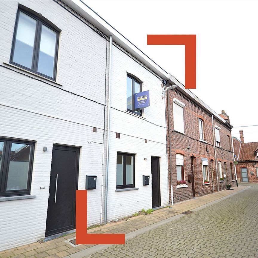 Gerenoveerde woning met terras te huur in Ieper. - Photo 1