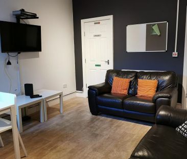 1 bedroom in a house share to rent - Photo 2