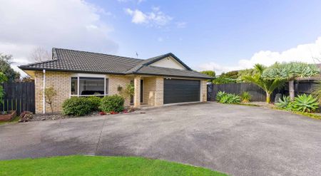 Spacious 4-Bedroom Family Home with Ensuite & Two Living Areas - Photo 5