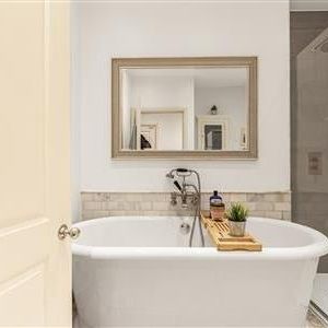 Vicarage Crescent, SW11 - Photo 1