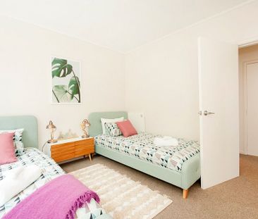 City Escape - 4-Bedroom furnished home with views - Photo 3