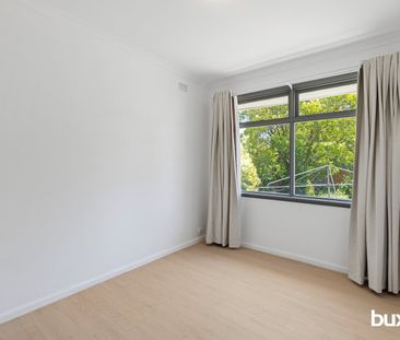 Fully Renovated bright, spacious family home with comfortable living - Photo 3