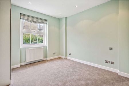 A superb three bedroom duplex flat, ideally located between the commons. - Photo 3