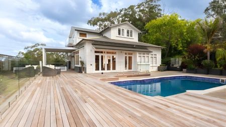 Exquisite 4-Bedroom Manor with Stunning Bush Views in Lucas Heights - Photo 2