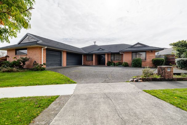 Large Family Home on Royal Oak! - Photo 1