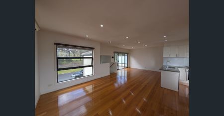 Two bedroom townhouse with street frontage! - Photo 2