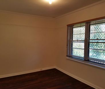 Charming 3-Bedroom Home for Rent in Joondanna - Photo 3