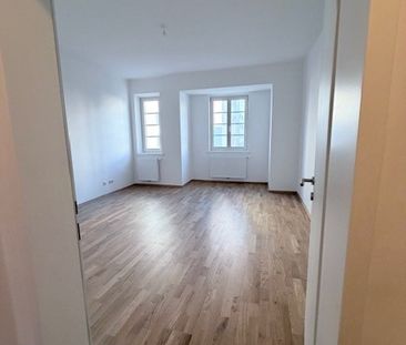 Sanierte großzügig aufgeteilte 2-Raum-Wohnung im 1 Stock mit Loggia... - Photo 1