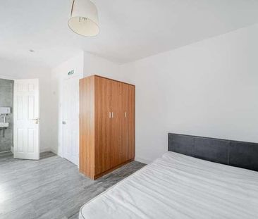 Goldbeaters Grove, Edgware, HA8 - Photo 5