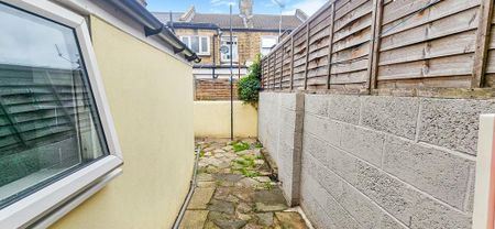 2 bedroom terraced house to rent - Photo 3