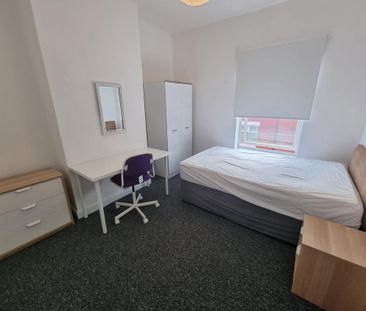 4 bedroom terraced house to rent - Photo 5