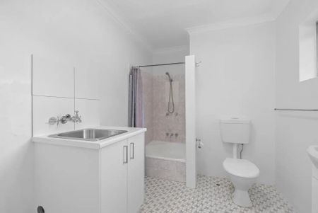 “Modern Inner-City Living in the Heart of West End” - Photo 5