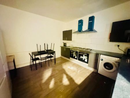 6 bedroom terraced house to rent - Photo 4