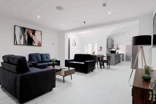 6 Beds 5 Baths - Photo 1