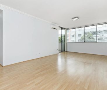 Urban Chic Apartment - Photo 6