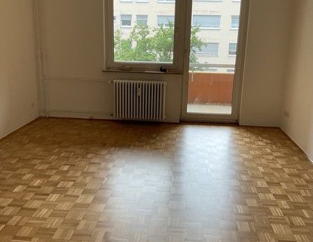 Ab sofort frei! Renovierte, ansprechende 2-Zimmer-Wohnung mit Sonnenbalkon - Foto 1