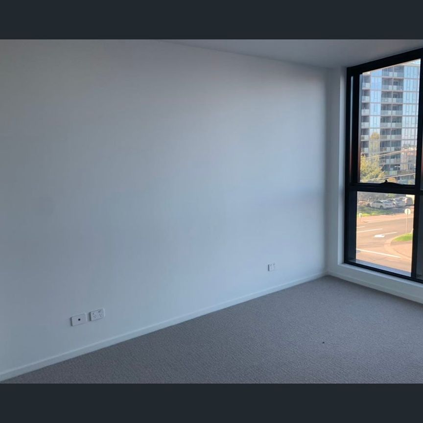 ELEGANT ONE BEDROOM, ONE BATHROOM APARTMENT - Photo 1