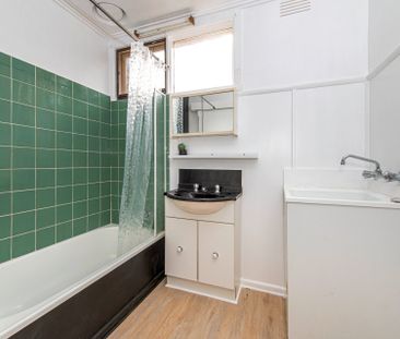 Low-maintenance studio living - Photo 2