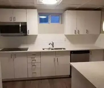 LARGE SUITE in BEAUTIFUL NEIGHBOURHOOD! | 12 Privet Court, Sherwood... - Photo 1
