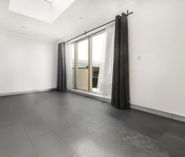 2 bedroom penthouse to rent - Photo 3