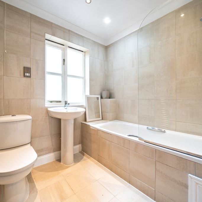 4 bedroom end of terrace house to rent - Photo 1