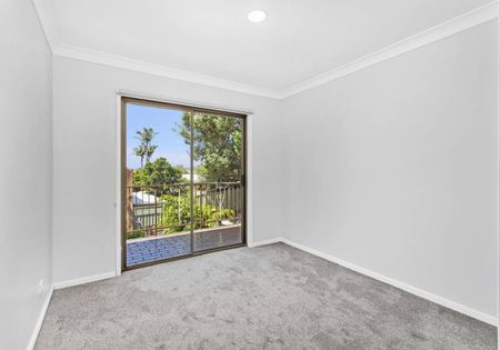 RENOVATED 2 BEDROOM TOWNHOUSE IN PRIME LOCATION! - Photo 4