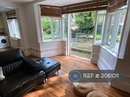 3 bedroom flat to rent - Photo 1