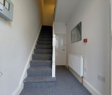 Spacious room in friendly, clean and central shared house - Photo 2