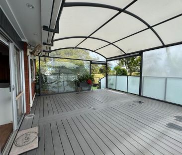 Spacious Sun-Filled 3 Double Bedroom Modern House - Photo 2