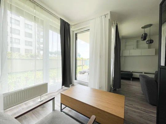 Pronájem moderního bytu 1+kk s odděleným spacím koutem, předzahrádkou, garážovým stáním a sklepem - Fotografie 1