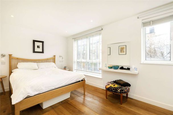 A refurbished two bedroom split level maisonette in the heart of Islington. - Photo 1