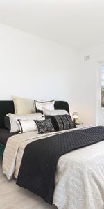 Boutique Ground Floor Renovated Parkside Apartment - Photo 3