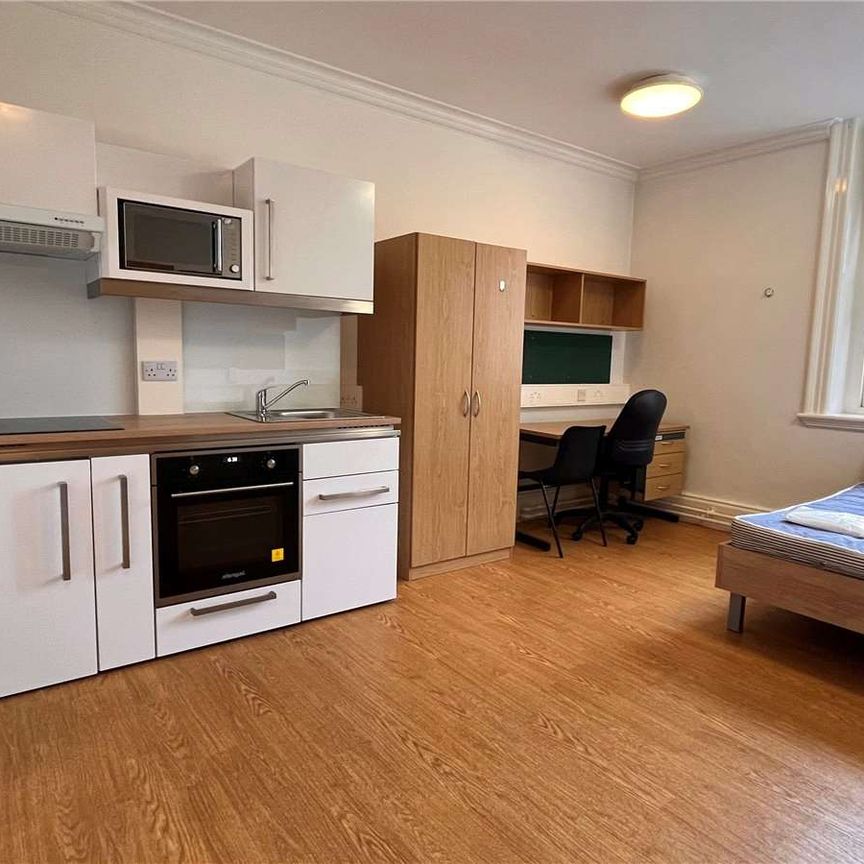 Studio with en-suite bathroom and private kitchenette plus amenities in highly regarded student accommodation situatied off Trafalgar Square. All bills included. Furnished. 24/7 security. - Photo 1