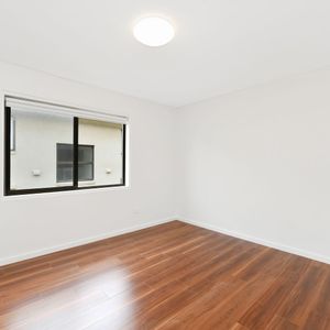 Tastefully Renovated 2 Bedroom Apartment In prime Location - Photo 2